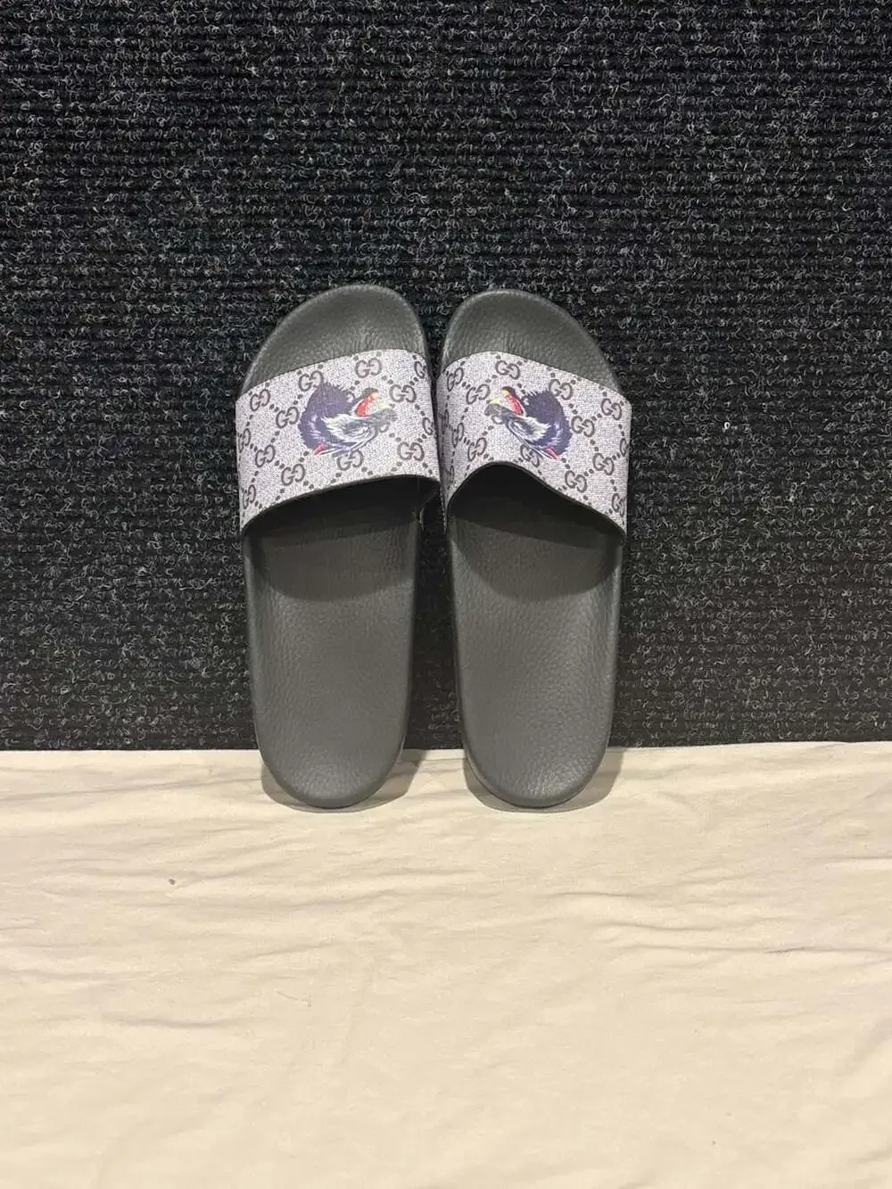 Gucci GG Supreme Pursuit Wolf Print Slides